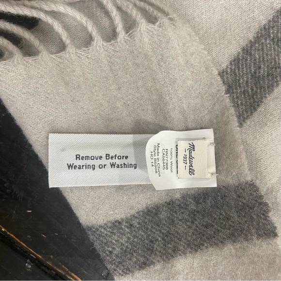 Madewell grey and silver 100 percent wool winter cozy capelet shawl fringe - Picture 4 of 4